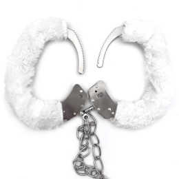 Металлические поножи с белым мехом