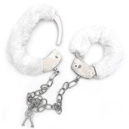 Металлические поножи с белым мехом