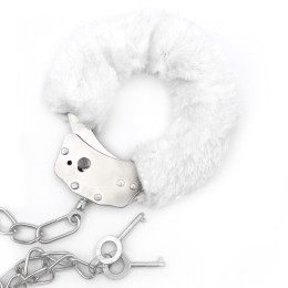 Металлические поножи с белым мехом