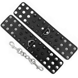 Черные наручники с шипами