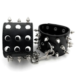 Черные наручники с шипами