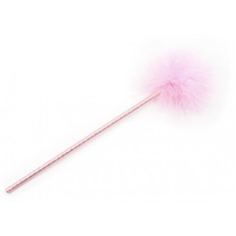 Нежно-розовый перьевой тиклер с атласной ручкой 34 см