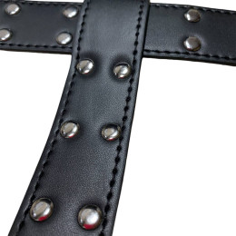 Мужская сбруя черного цвета декорированная заклепками