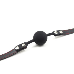 Силиконовый кляп-шар на черном ремне с красной прострочкой