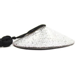 Серебристые пэстисы с черными кисточками