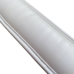 Мягкий белый ошейник с металлическим поводком