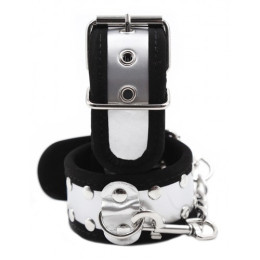 Серебряные наручники с металлическими заклёпками