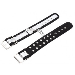 Серебряные наручники с металлическими заклёпками