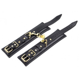 Черные кожаные наручники с золотистой цепочкой