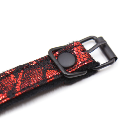Силиконовый кляп 4 см на черно-красном ажурном ремне