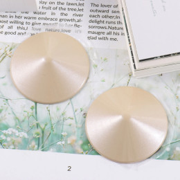 Телесные металлические круглые пэстисы