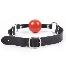 Красный силиконовый кляп на кожаном ремешке