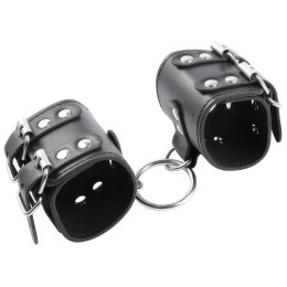 Широкие черные наручники с металлическим кольцом