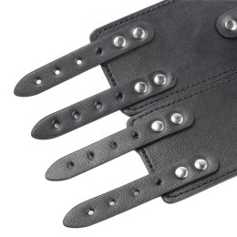 Широкие черные наручники с металлическим кольцом