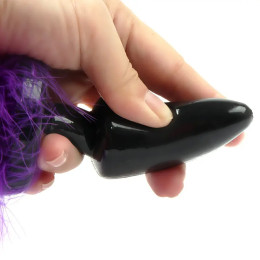 Черная силиконовая анальная пробка с фиолетовым хвостиком