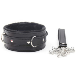 Чёрный ошейник с искусственным мехом на поводке