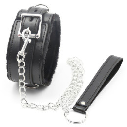 Чёрный ошейник с искусственным мехом на поводке