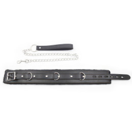 Чёрный ошейник с искусственным мехом на поводке