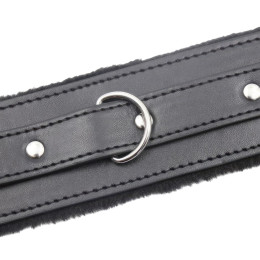 Чёрный ошейник с искусственным мехом на поводке