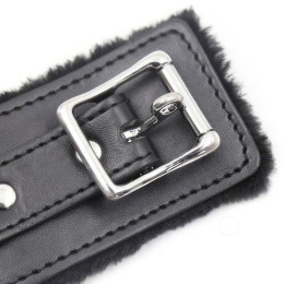 Чёрный ошейник с искусственным мехом на поводке