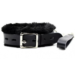 Черный ошейник с мехом на поводке