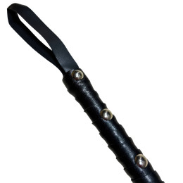Черная плеть с заклепками на рукояти 59 см