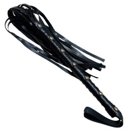Черная плеть с заклепками на рукояти 59 см