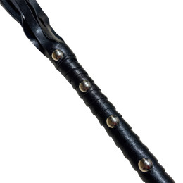 Черная плеть с заклепками на рукояти 59 см