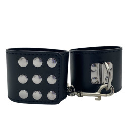 Черные наручники с металлическими заклепками