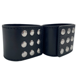 Черные наручники с металлическими заклепками