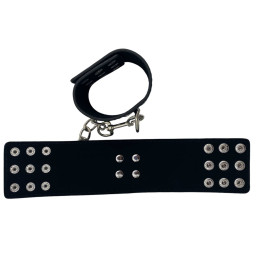 Черные наручники с металлическими заклепками