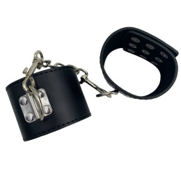 Черные наручники с металлическими заклепками