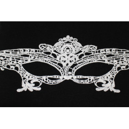 Кремовая маска из ажурного кружева