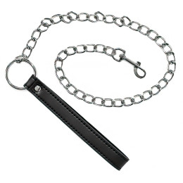 Черный ошейник с кольцами на поводке