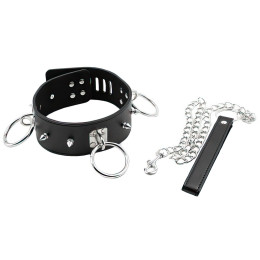 Черный ошейник с кольцами на поводке