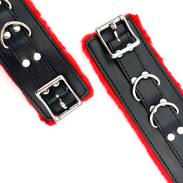 Черные наручники с красной меховой подкладкой