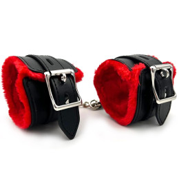 Черные наручники с красной меховой подкладкой