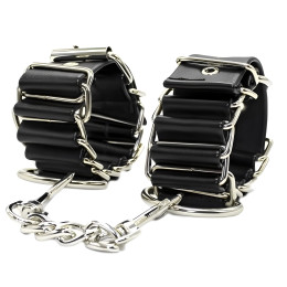 Черные наручники с металлическими кольцами