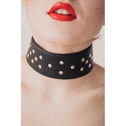 Широкий кожаный чокер с заклепками