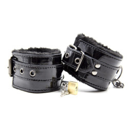 Лакированные черные наручники с мехом