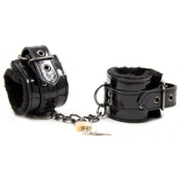 Лакированные черные наручники с мехом